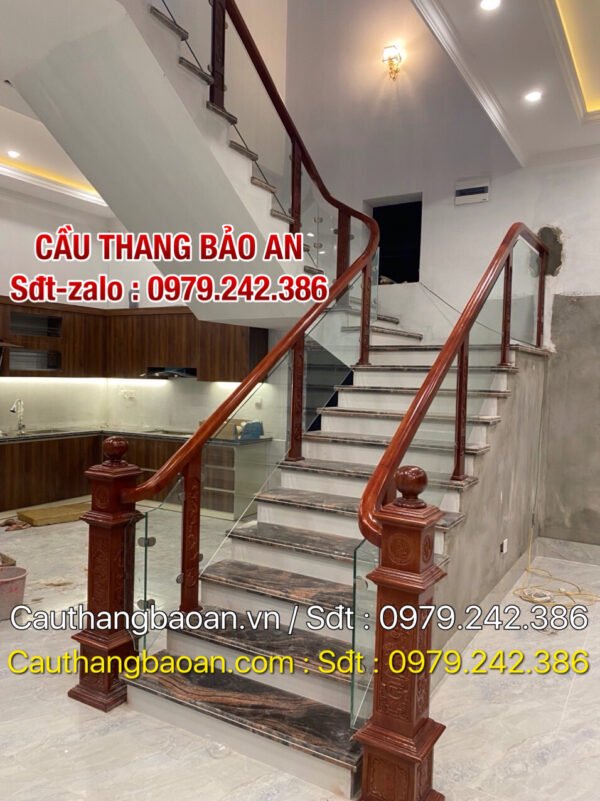 Cầu thang kính cường lực đẹp tại Hà Nội, Báo giá cầu thang kính tay vịn gỗ