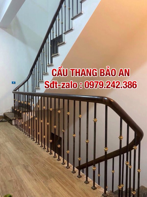 Cầu thang sắt mỹ thuật đẹp , Cầu thang lan can sắt tay vịn gỗ tại Hà Nội