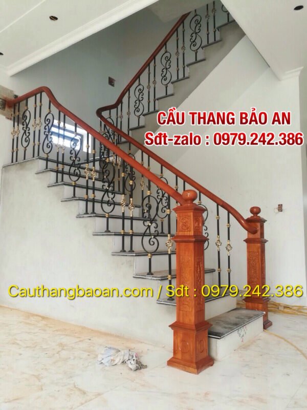 Cầu thang sắt tay vịn gỗ , Cầu thang lan can sắt mỹ thuật tại Hà Nội