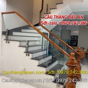 Cầu thang kính cường lực đẹp , Cầu thang lan can kính tay vịn gỗ tại Hà Nội