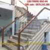 Cầu thang kính đẹp tay vịn gỗ , Cầu thang lan can kính cường lực