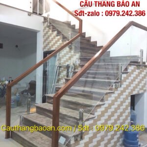Cầu thang kính đẹp tay vịn gỗ , Cầu thang lan can kính cường lực