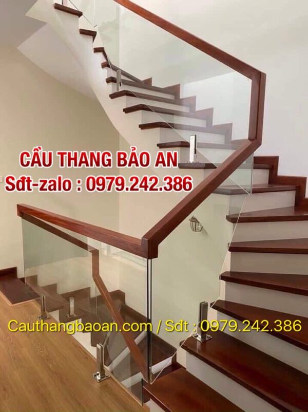 Cầu thang kính đẹp tay vịn gỗ , Cầu thang kính cường lực tại Hà Nội