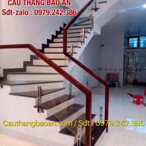 Cầu thang kính tay vịn gỗ đẹp , Lan can cầu thang kính cường lực