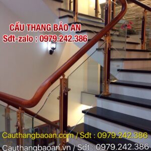 Cầu thang kính đẹp tại Hà Nội . Lan can cầu thang kính tay vịn gỗ