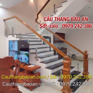 Cầu thang kính đẹp tay vịn gỗ . Cầu thang lan can kính cường lực