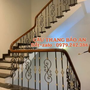 CẦU THANG SẮT NGHỆ THUẬT ĐẸP . MẪU CẦU THANG SẮT TAY VỊN GỖ TẠI HÀ NỘI