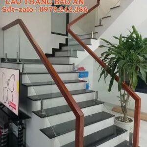 CẦU THANG KÍNH TAY VỊN GỖ ĐẸP . CẦU THANG LAN CAN KÍNH TẠI HÀ NỘI