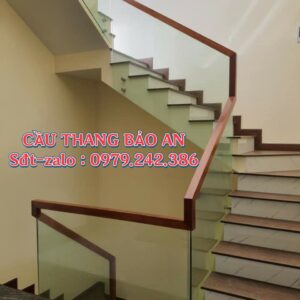 CẦU THANG KÍNH ĐẸP TAY VỊN GỖ . CẦU THANG KÍNH CƯỜNG LỰC TẠI HÀ NỘI