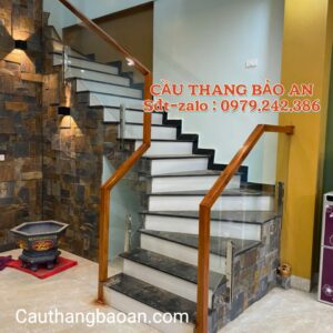 CẦU THANG LAN CAN KÍNH ĐẸP . CẦU THANG KÍNH TAY VỊN GỖ TẠI HÀ NỘI