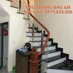 CẦU THANG INOX TAY VỊN GỖ . MẪU CẦU THANG GỖ INOX ĐẸP TẠI HÀ NỘI