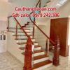 CẦU THANG KÍNH CƯỜNG LỰC HIỆN ĐẠI . CẦU THANG KÍNH ĐẸP TAY VỊN GỖ