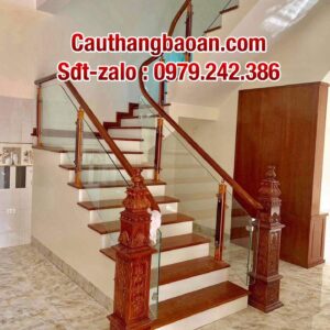 CẦU THANG KÍNH CƯỜNG LỰC HIỆN ĐẠI . CẦU THANG KÍNH ĐẸP TAY VỊN GỖ