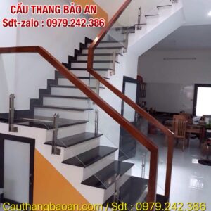 TAY VỊN CẦU THANG KÍNH ĐẸP . MẪU CẦU THANG KÍNH TAY VỊN GỖ