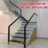 CẦU THANG KÍNH CƯỜNG LỰC TẠI HÀ NỘI . CẦU THANG KÍNH ĐẸP TAY VỊN GỖ