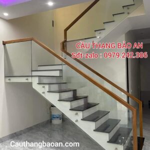 CẦU THANG KÍNH CƯỜNG LỰC TAY GỖ ĐẸP . CẦU THANG KÍNH TẠI HÀ NỘI