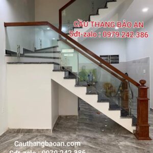 CẦU THANG KÍNH GỖ ĐẸP TẠI HÀ NỘI . MẪU CẦU THANG LAN CAN KÍNH ĐẸP