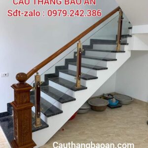CẦU THANG KÍNH TAY GỖ ĐẸP. TAY VỊN CẦU THANG KÍNH ĐẸP HIỆN ĐẠI