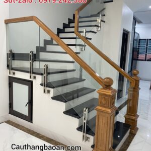CẦU THANG KÍNH ĐẸP TAY GỖ . LAN CAN CẦU THANG KÍNH GỖ ĐẸP