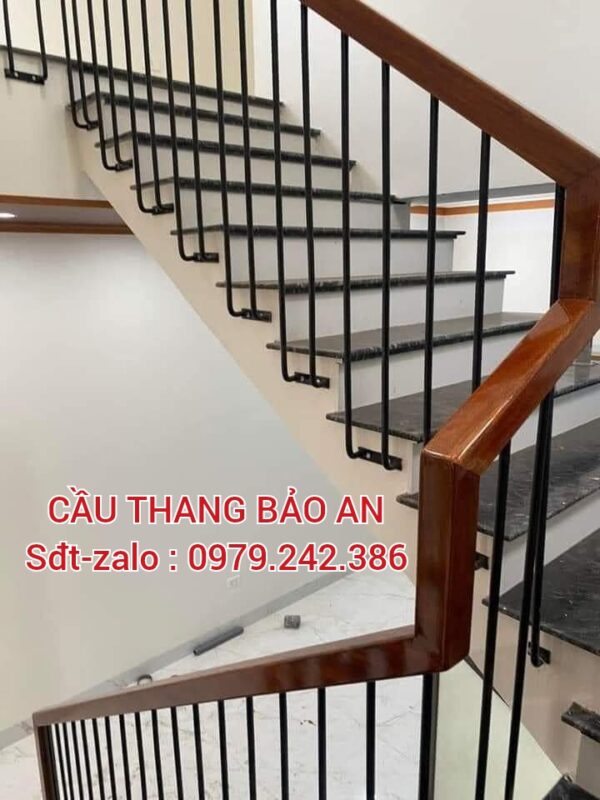 CẦU THANG LAN CAN SẮT TAY GỖ . MẪU CẦU THANG SẮT ĐẸP TẠI HÀ NỘI