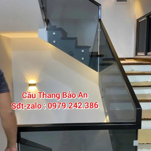 CẦU THANG KÍNH MÀU XÁM KHÓI . CẦU THANG KÍNH ĐẸP TẠI HÀ NỘI