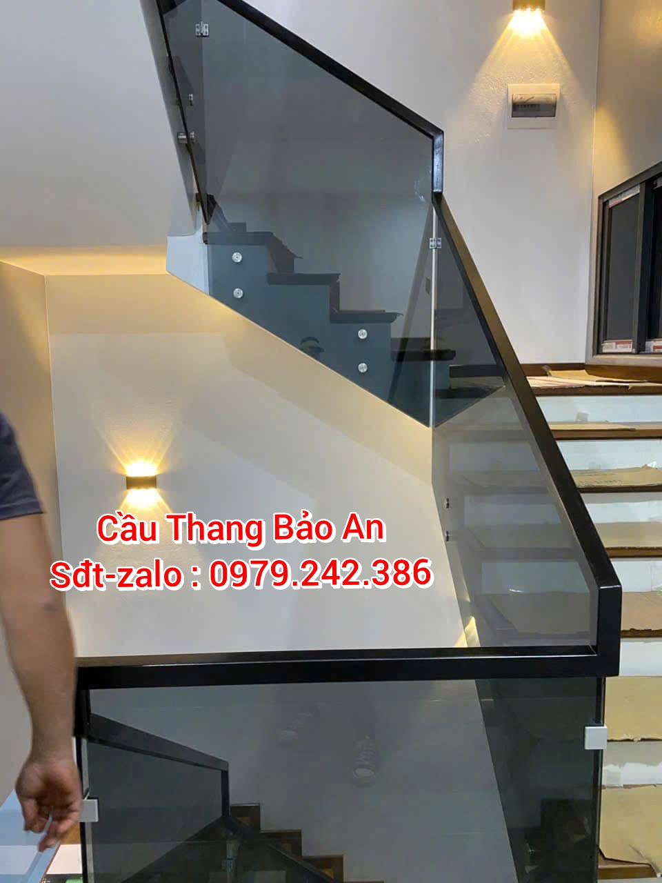 CẦU THANG KÍNH MÀU XÁM KHÓI . CẦU THANG KÍNH ĐẸP TẠI HÀ NỘI