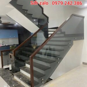 CẦU THANG KÍNH TAY VỊN GỖ . CẦU THANG LAN CAN KÍNH XÁM KHÓI