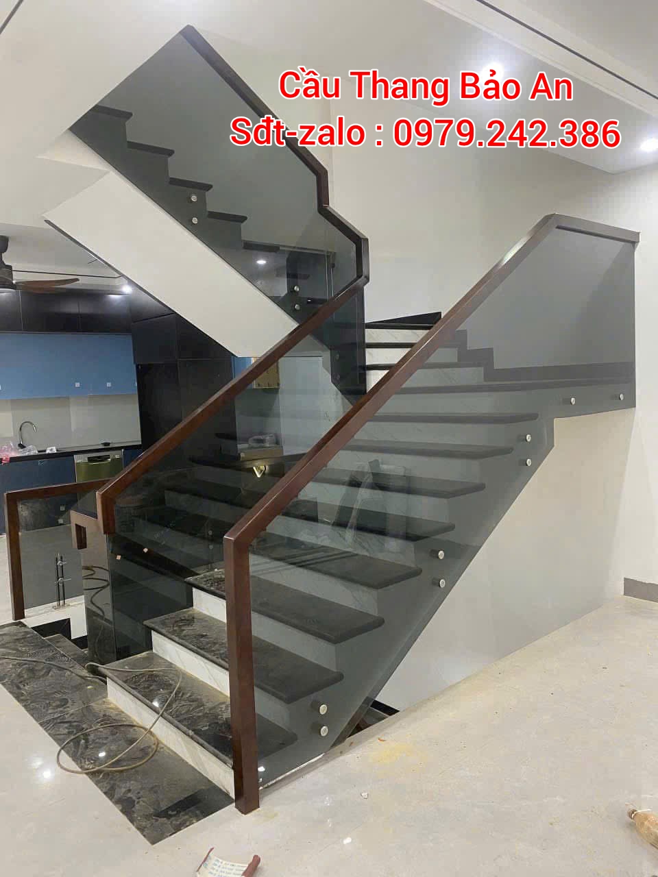 CẦU THANG KÍNH TAY VỊN GỖ . CẦU THANG LAN CAN KÍNH XÁM KHÓI